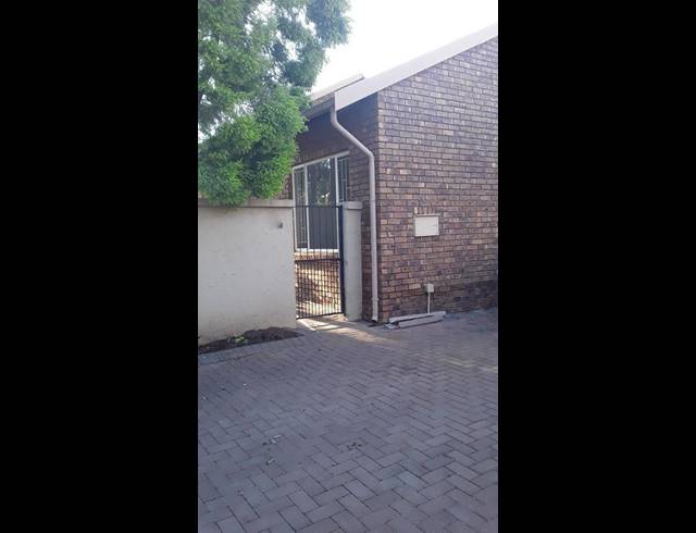 2 BEDROOM TOWNHOUSE FOR SALE IN AMBERFIELD GLEN